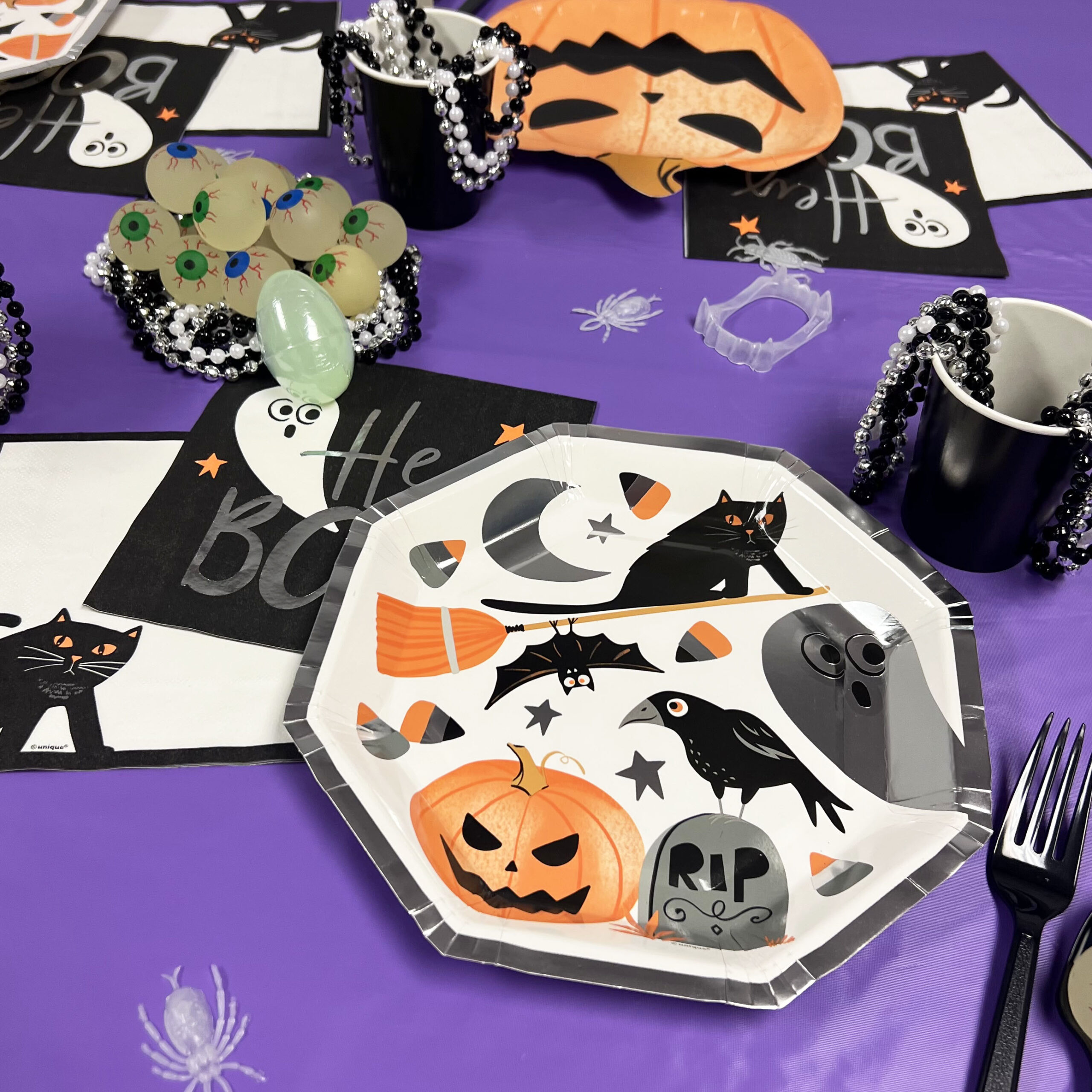 "Bats & Boos" 10.38" Octagon Halloween Plates - 8 Plates/Pack or 48 Plates/Case - Image 4